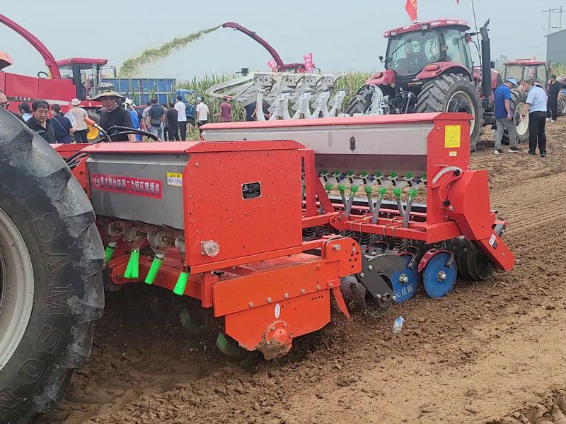 奧龍旋耕施肥二次鎮(zhèn)壓復(fù)式播種機作業(yè)錄像