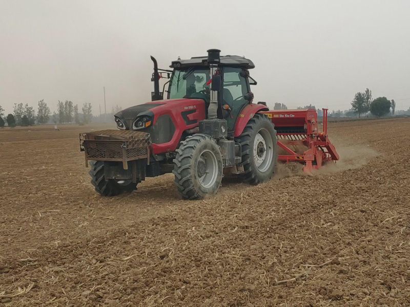 奧龍驅(qū)動耙條播機(jī)作業(yè)錄像